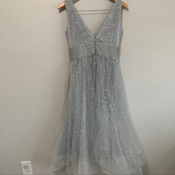 Elegant White Sleeveless Dress - Picture 9 of 13